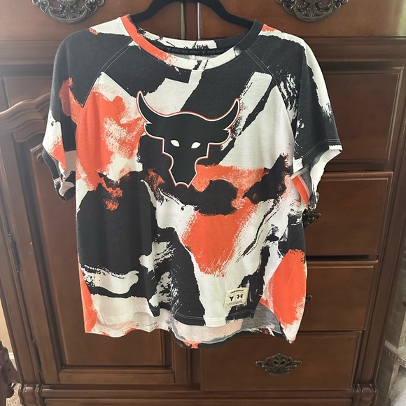 Under Armour Abstract Black, White, and Orange Top. - Picture 8 of 10